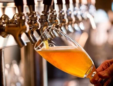 Τον πήγαν στο νοσοκομείο με δηλητηρίαση από το ποτό και οι γιατροί του έδωσαν να πιει... 5 λίτρα μπύρας (φωτο)